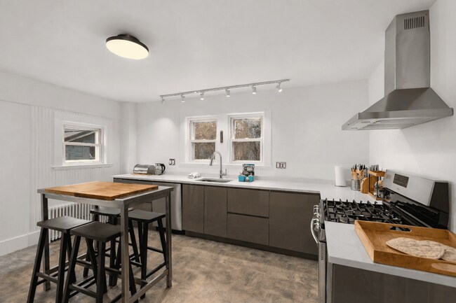 Building Photo - Winter Rental:  Helena House - Utilities Included & Dog-friendly!