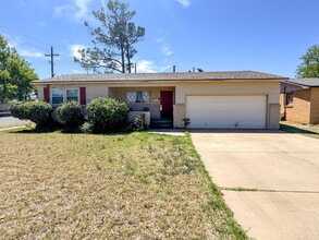 Building Photo - Easy access to 19th Street and Loop 289