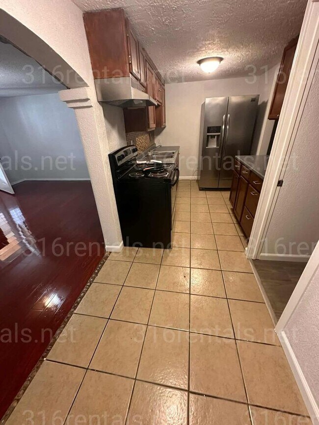 Building Photo - $1245 - 4 bedroom/ 2 bathroom - Single Fam...