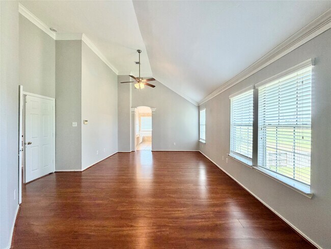 Building Photo - 4614 Forest Home Dr