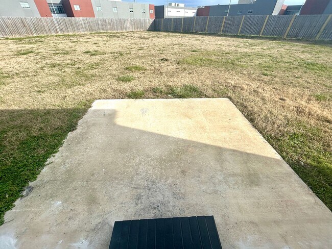 Building Photo - Centerton Home Available NOW! 4 bed, 2 full bath no carpet home. LARGE fenced backyard