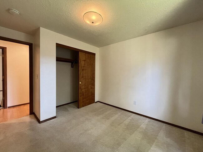 Building Photo - Comfortable Single-Level Living in Southwest Portland with Vaulted Ceilings, Spacious Backyard & ...