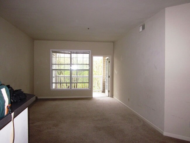 Building Photo - 300 Riverbend Dr