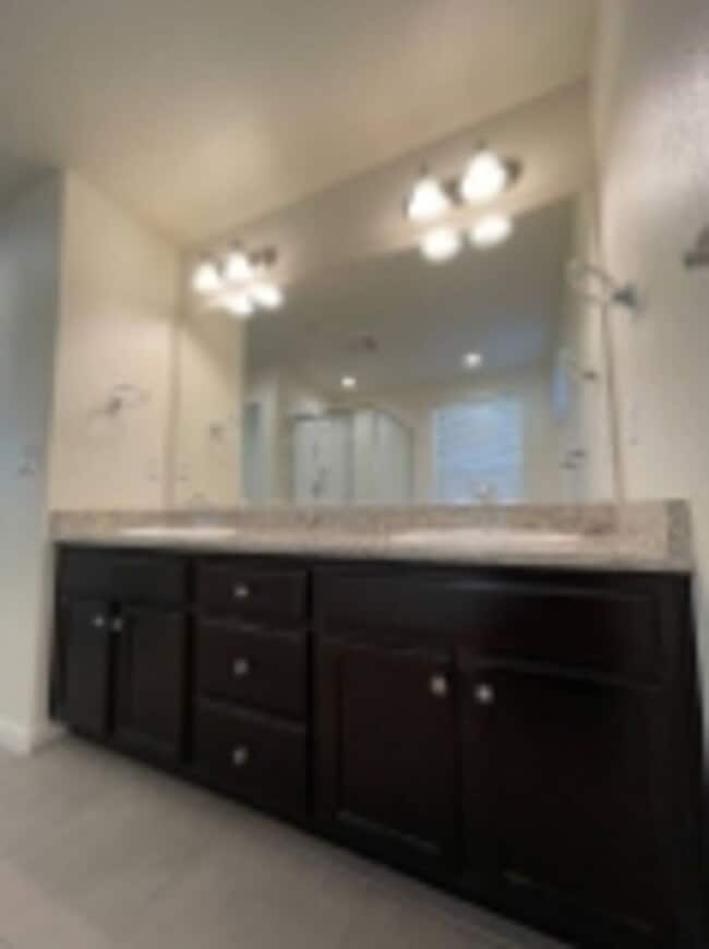 Building Photo - Beautiful 3 bedroom / 2.5 Bathroom for ren...
