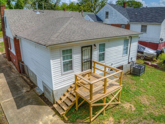 Building Photo - Gorgeous renovation!