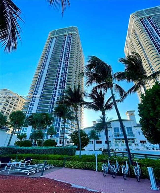 Building Photo - 4775 Collins Ave
