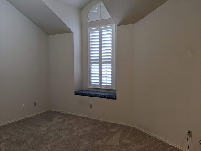 Building Photo - Spacious Bullard Court 2 bedroom 2 bathroo...