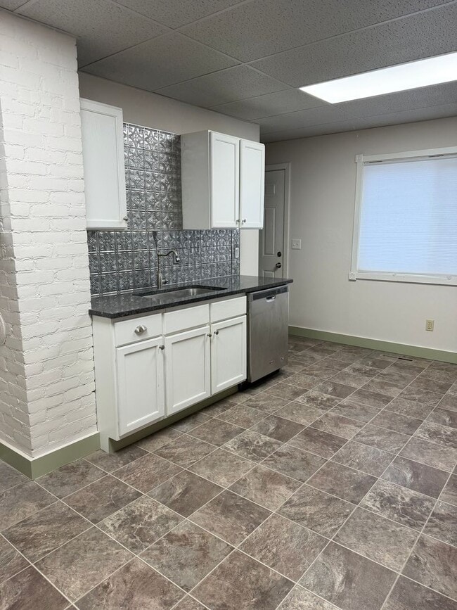 Building Photo - 5 bedroom house next to park