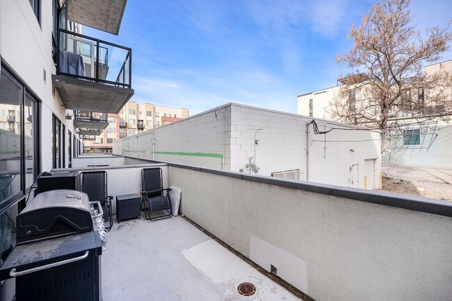 Building Photo - Beautiful Modern 1BR in Prime LoHi Locatio...