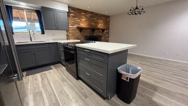 Building Photo - Beautiful Updated Kitchen ,  Large Backyar...