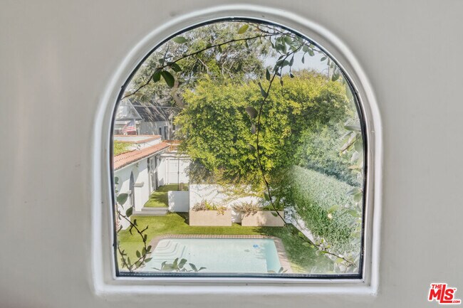 Building Photo - 956 S Longwood Ave