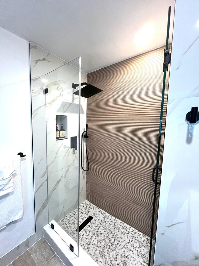 Building Photo - 1211 NE 15th Ave