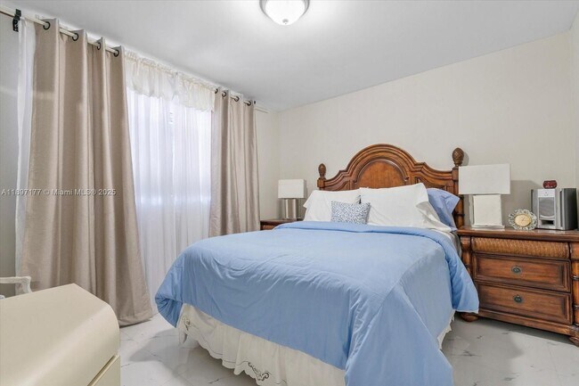 Building Photo - 875 NE 195th St