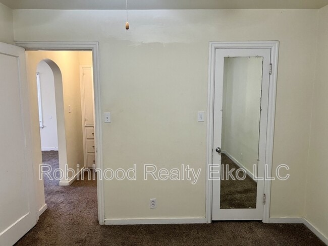 Building Photo - 345 Maple St