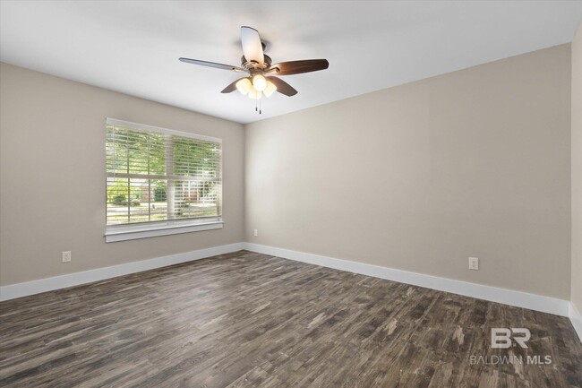 Building Photo - 10 Troyer Ct