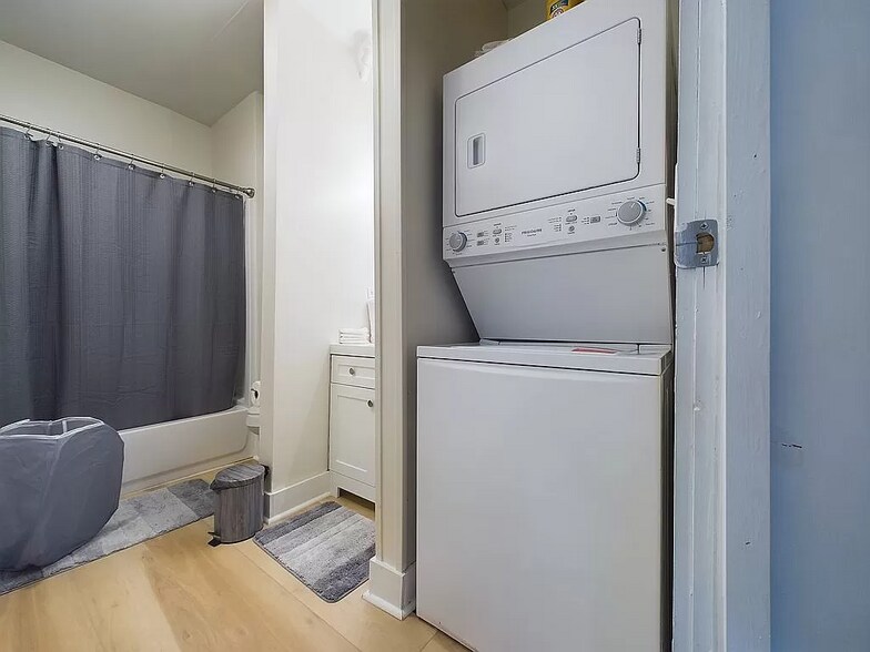 Building Photo - 3718 Live Oak St