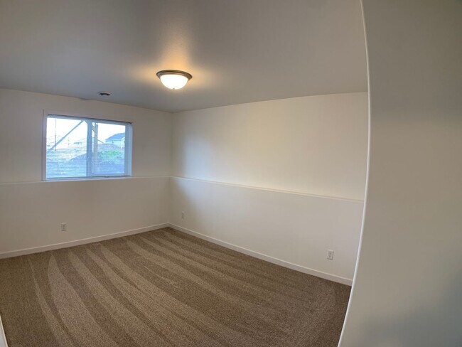 Building Photo - 3 Bed 2.5 Bath Single Family Home