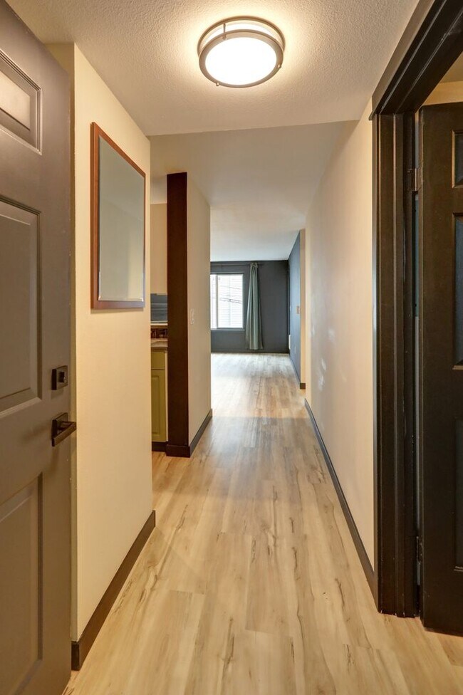 Building Photo - Charming 1 bedroom, 1 bathroom Queen Anne ...