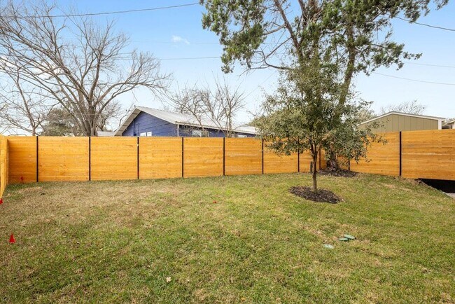 Building Photo - 1409 Valleyridge Dr