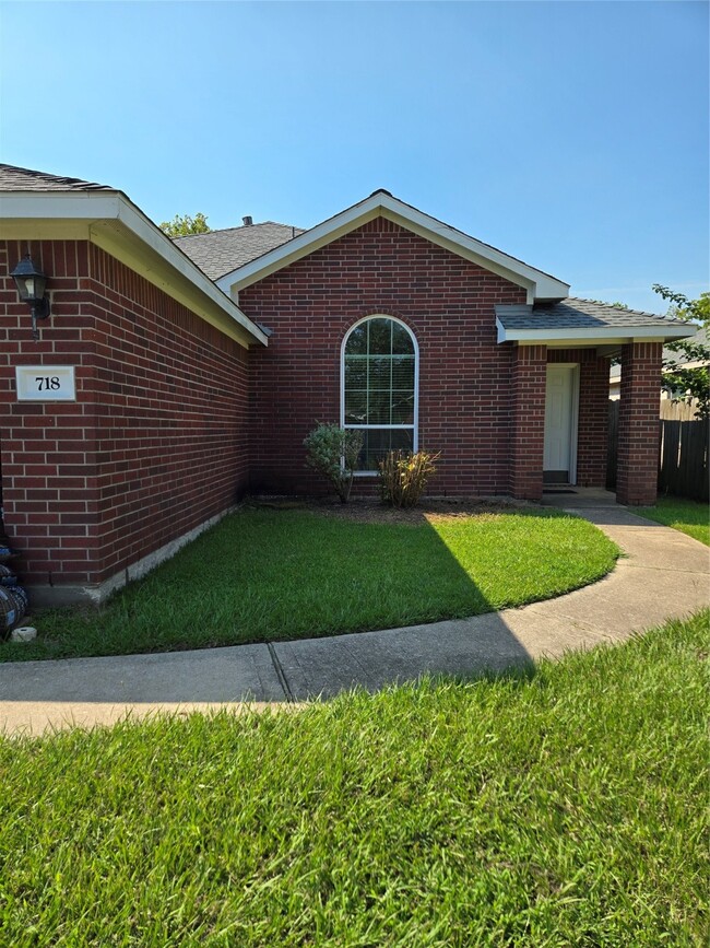 Primary Photo - 718 Chase View Dr