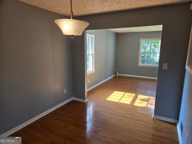 Building Photo - 1387 Town Country Dr SE