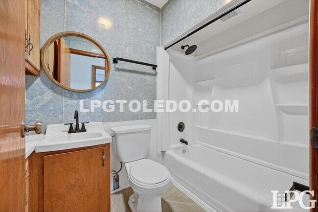 Building Photo - 1525 Akron St