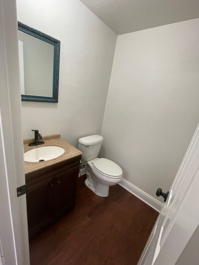 Building Photo - Gorgeous Commercial Unit off of North Market!