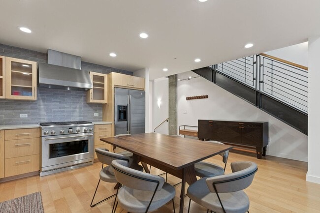 Building Photo - Pearl District Townhome