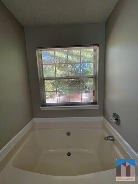 Building Photo - 2345 Delfern Dr