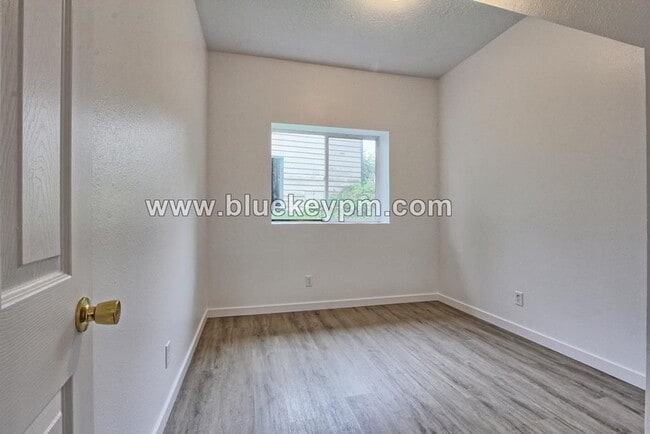 Building Photo - 1 Bed, 1 Bath Duplex Unit in Parkrose