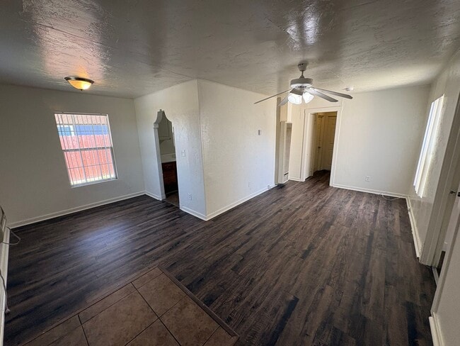 Building Photo - Cozy Hanford Home Available Now!