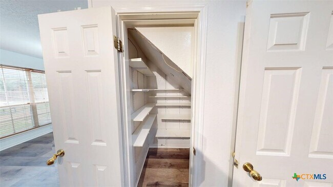 Building Photo - 609 Man O War Dr