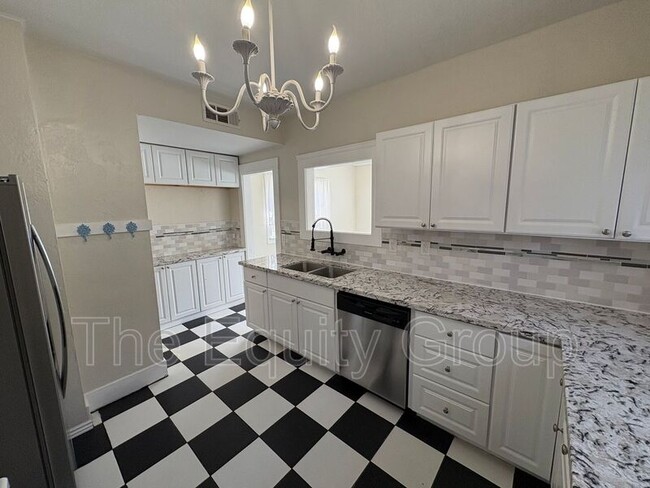 Building Photo - 209 E 11th St