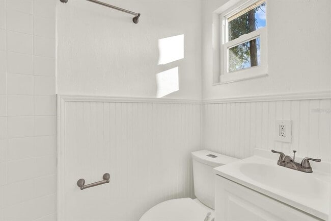 Building Photo - 109 12th Ave N