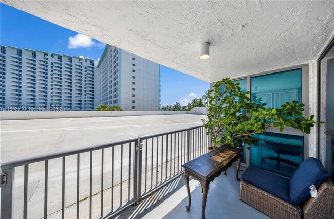 Building Photo - 2655 Collins Ave