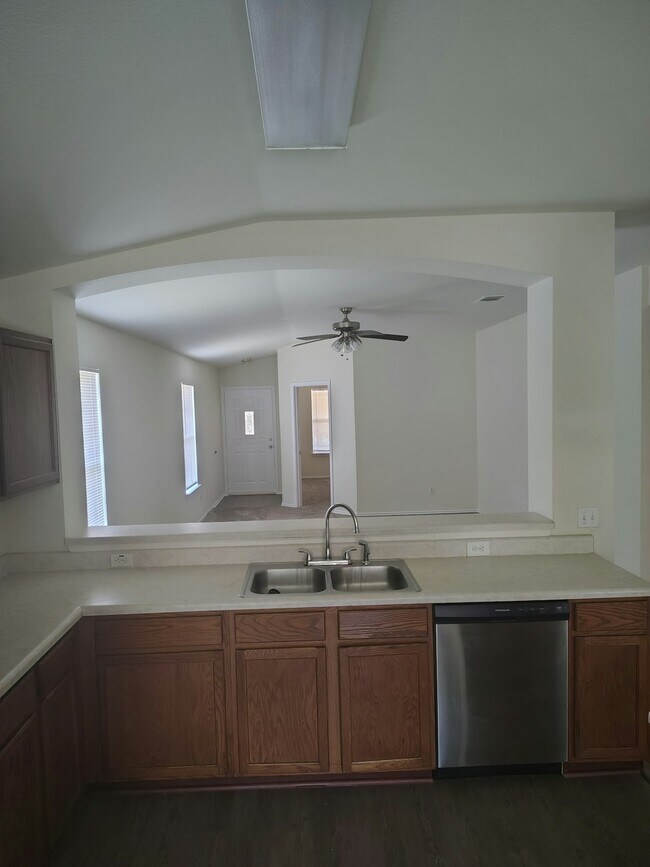 Building Photo - 382 Lake Washington Dr