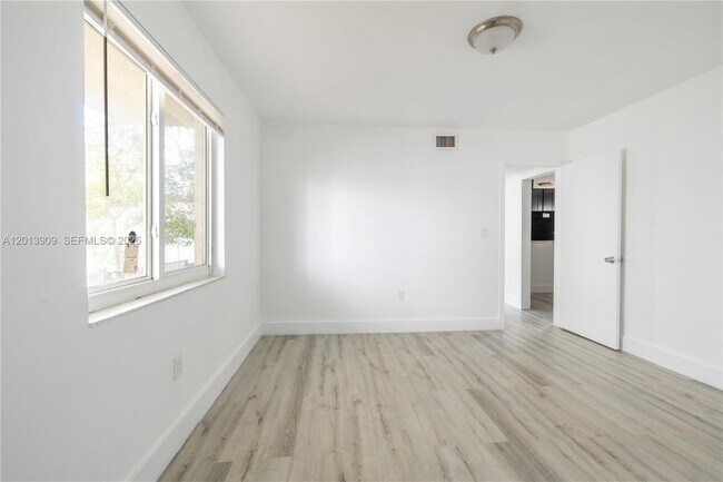 Building Photo - 1091 SW 4th St