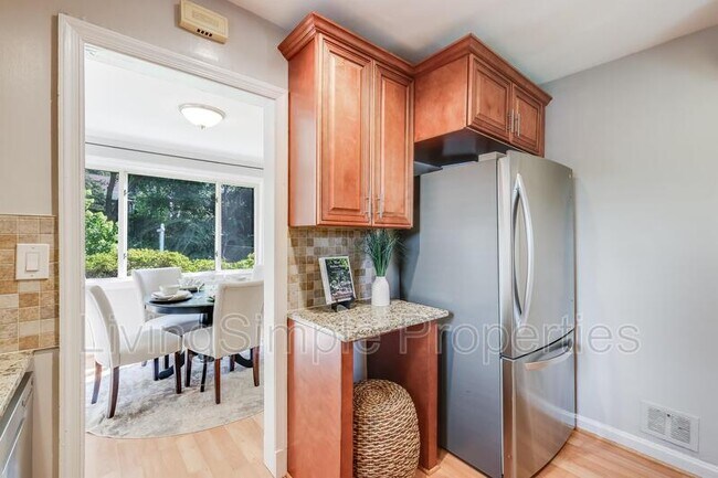 Building Photo - 703 Mapleton Rd