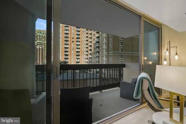 Building Photo - 3800 Fairfax Dr