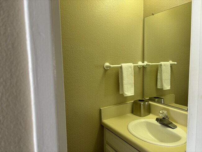 Building Photo - 2-Story, 2-Bedroom, Furnished/Unfurnished Condo For Rent