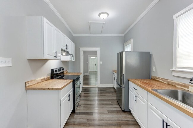 Building Photo - 720 W Victory Dr