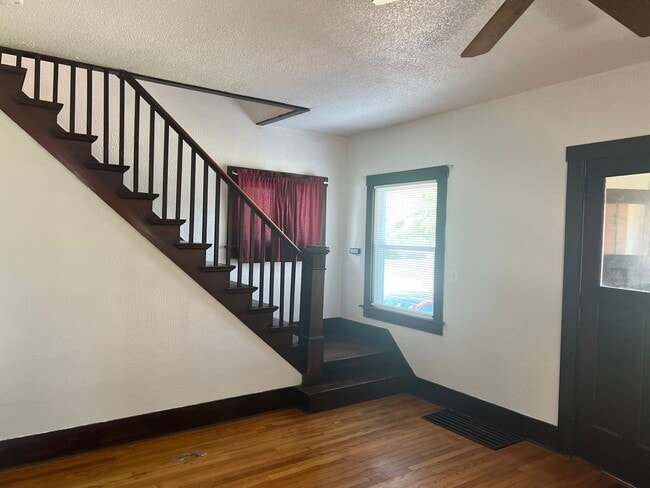 Building Photo - Pet Friendly 2BR House on Beloit's West Side