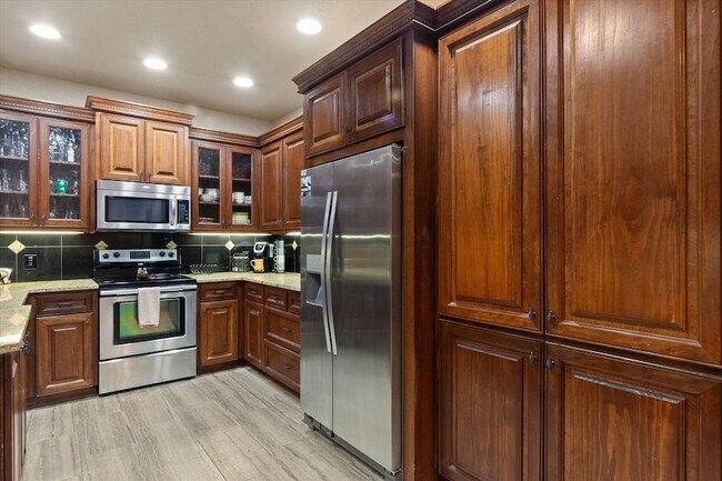 Building Photo - 785 Lake Forest