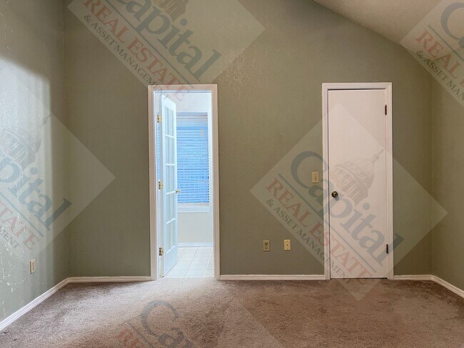 Building Photo - Charming 3 Bedroom