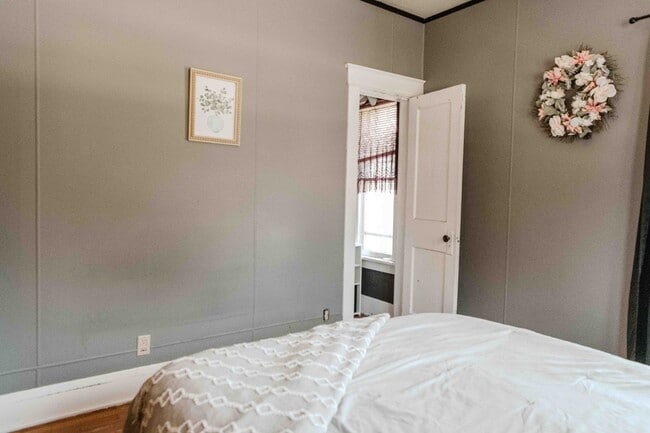 Building Photo - Charming 3 Bedroom Home with Hardwood Floo...