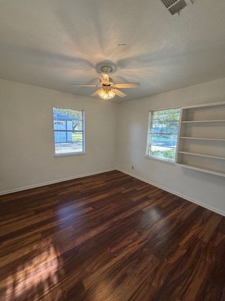 Building Photo - 725 Falcon Dr