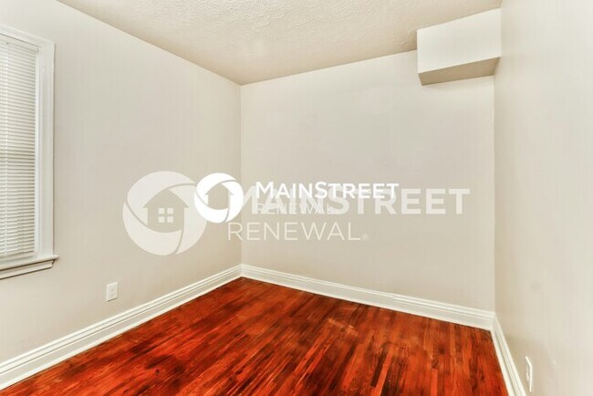 Building Photo - 3 Bedroom Pet-Friendly Home in Louisville, KY with Main Street Renewal