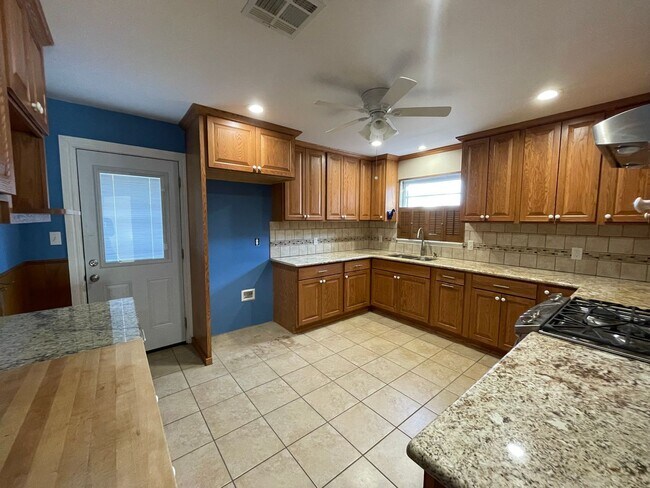 Building Photo - 3 bedroom, 2 bath, 2 living areas, 2 car garage Ranch style home nestled on a corner lot