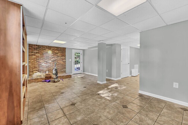 Building Photo - 613 Channell Dr