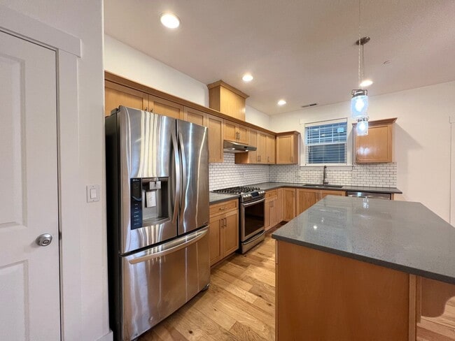 Building Photo - Beautiful 4 Bed, 2.5 Bath Home with Two Car Garage!